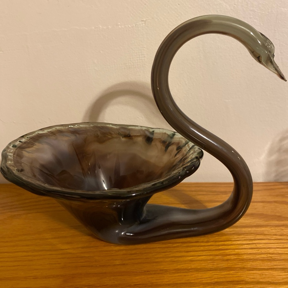 Elegant Glass Swan Figurine - Smoky Purple